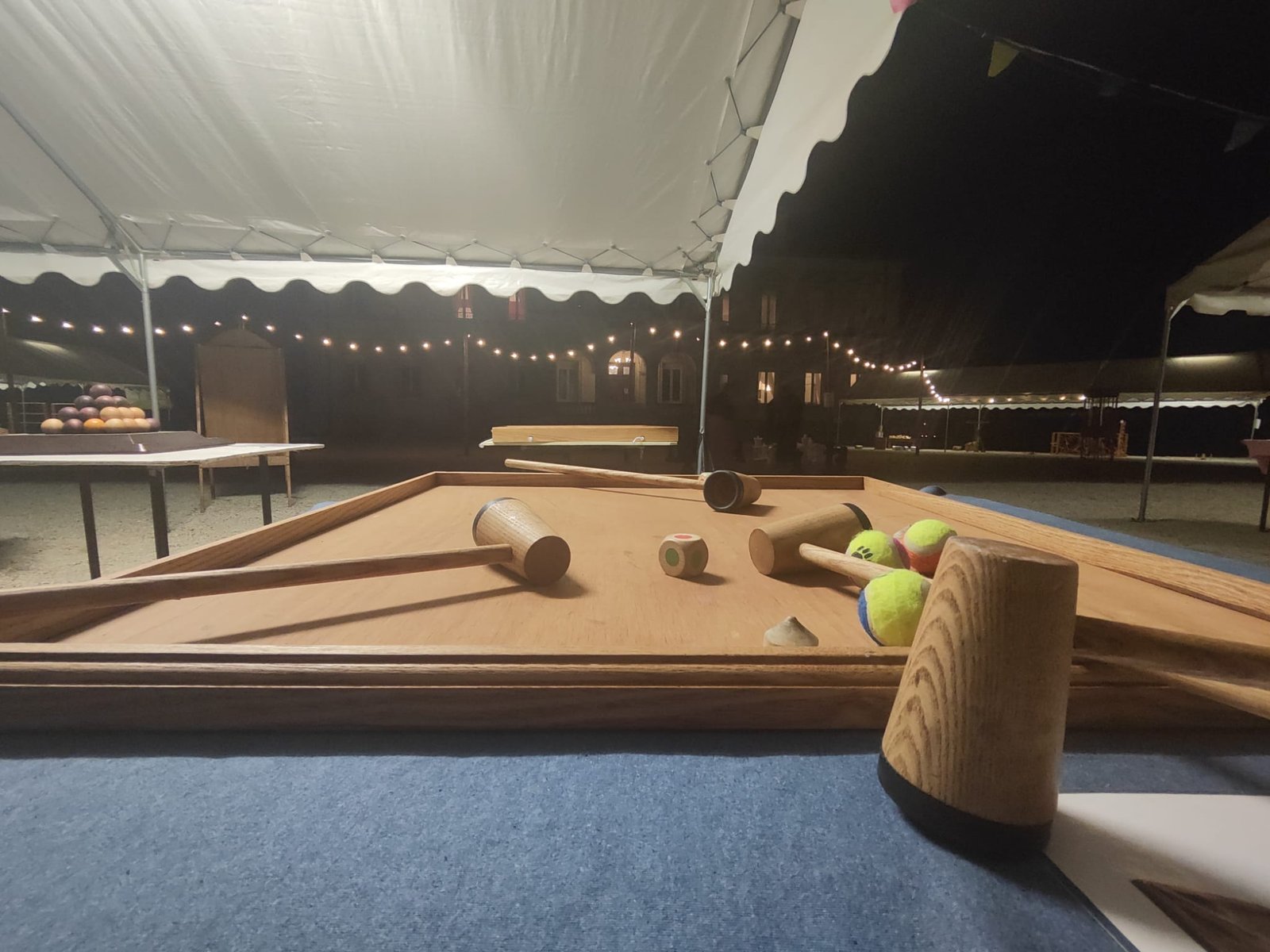 Jeux en bois géants installés en soirée