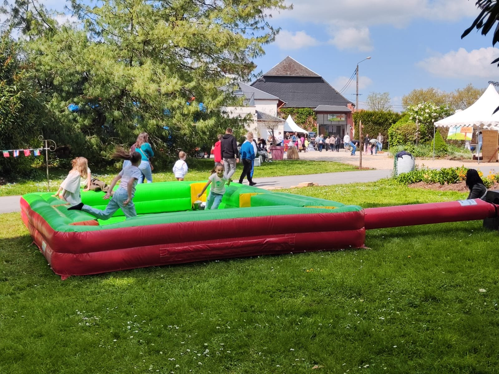 Enfants jouant sur une structure gonflable