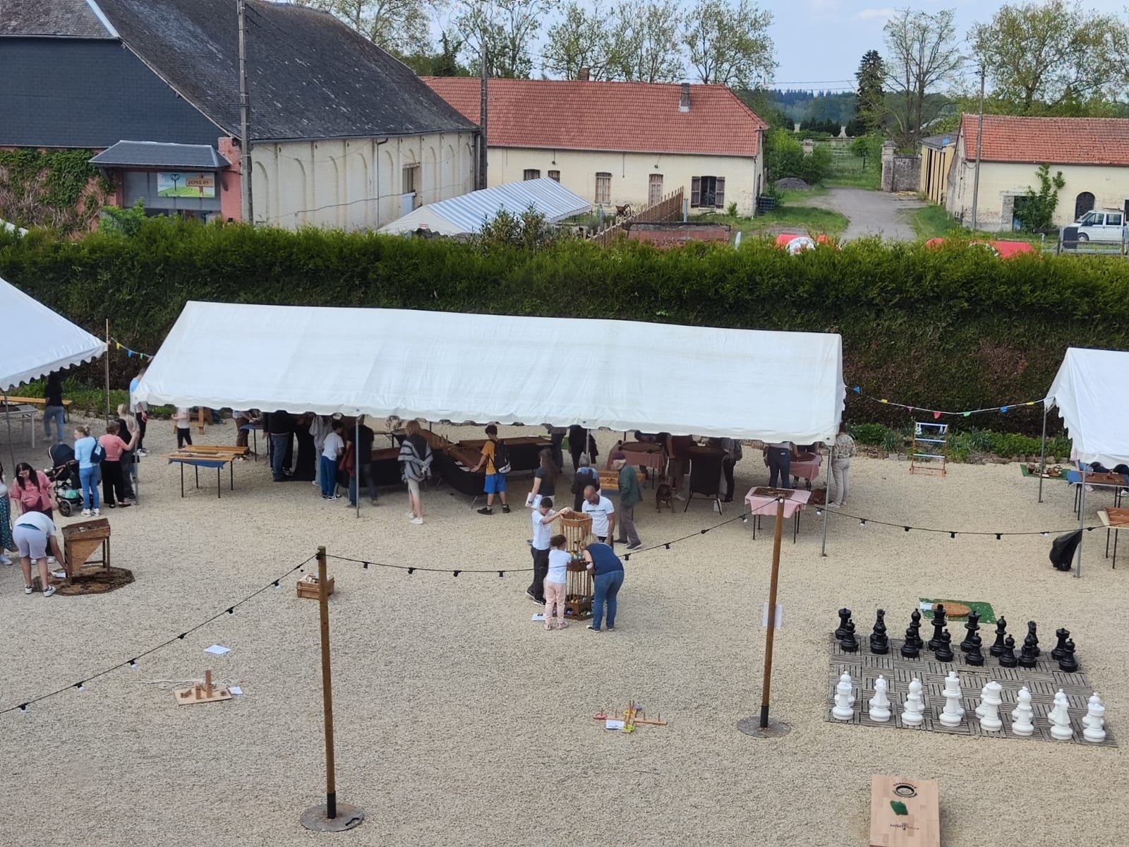 Vue d'ensemble des stands et animations sous les chapiteaux