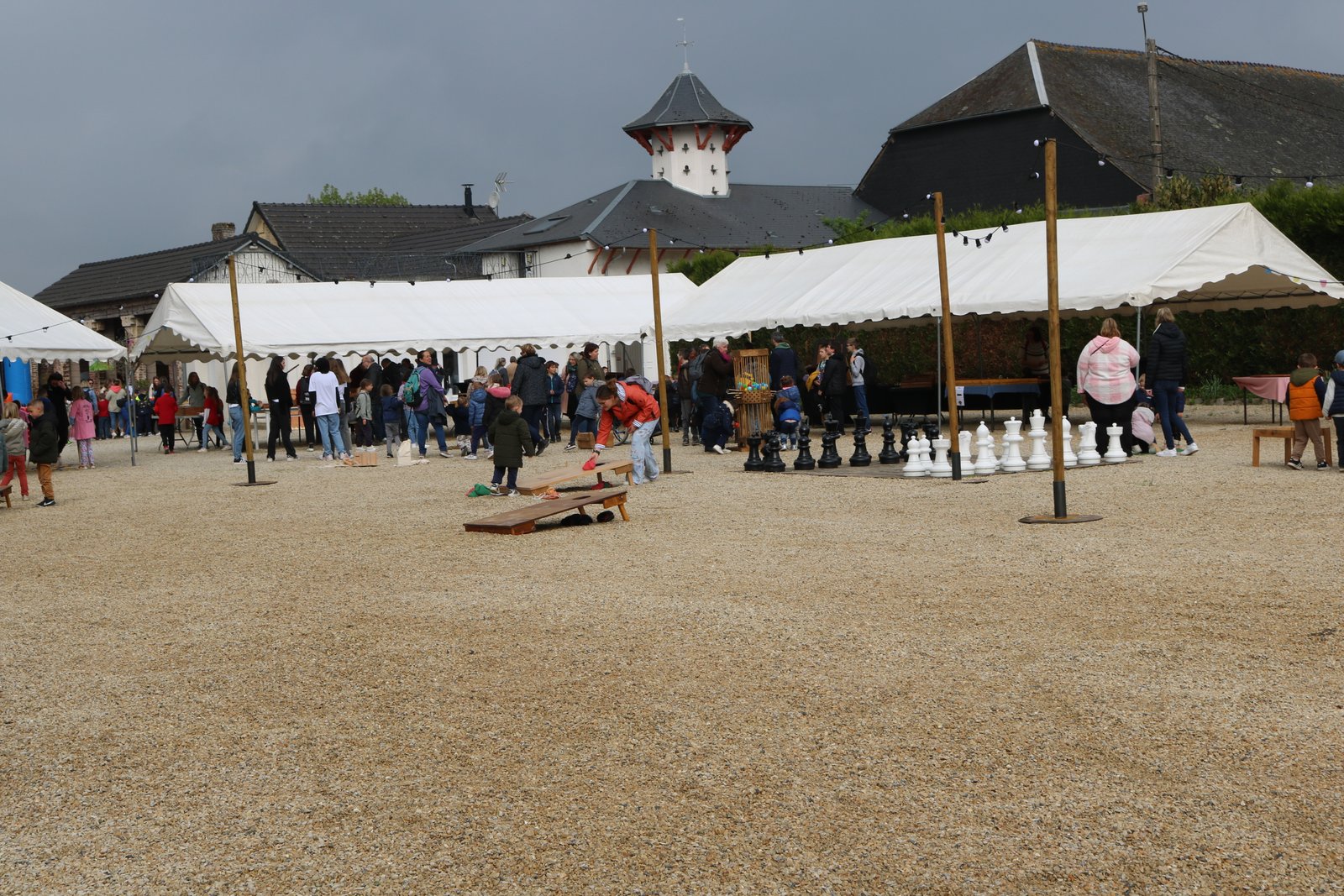 Ambiance du salon La Clé des Jeux : stands et animations sous les chapiteaux