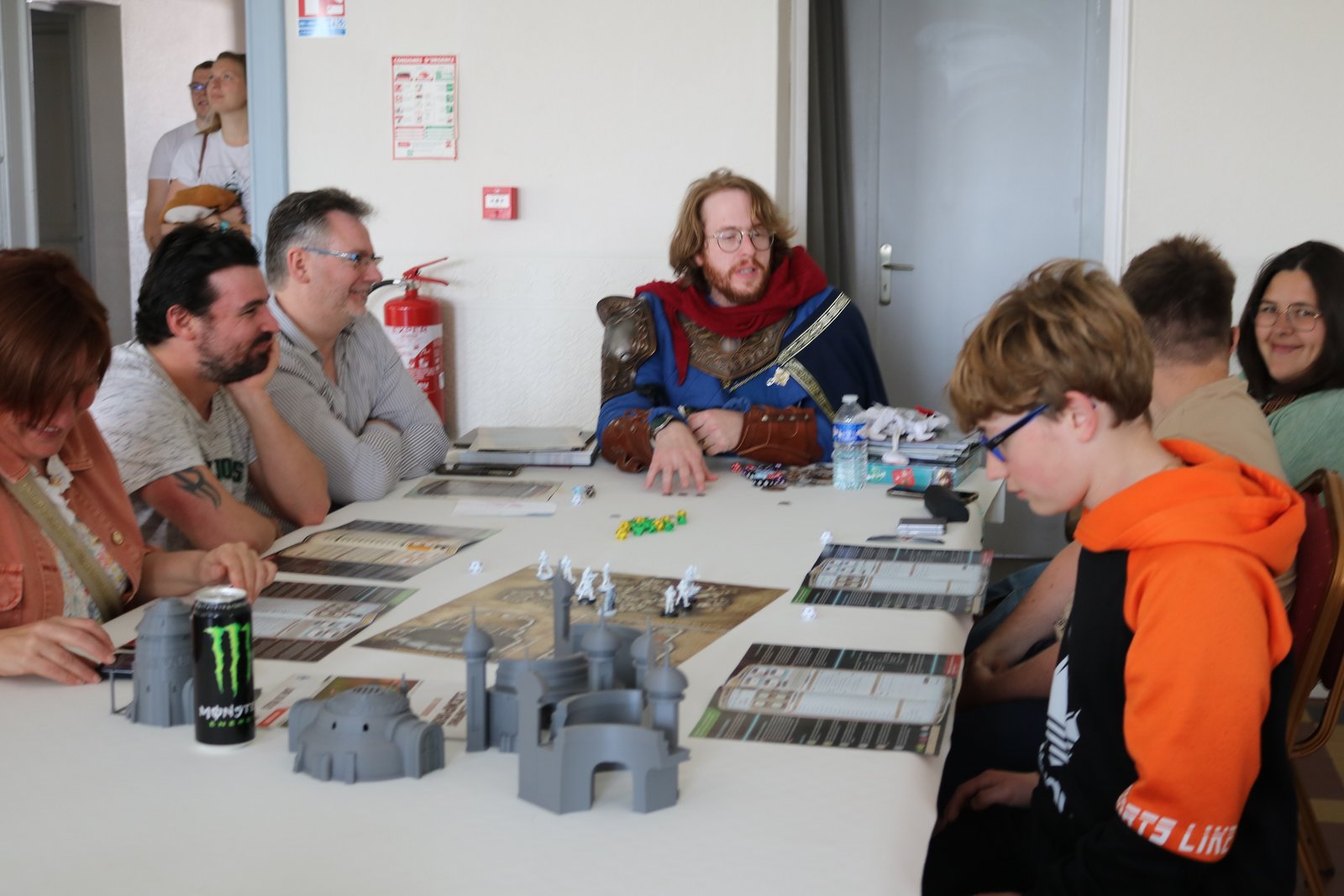 Un animateur en cosplay avec les enfants